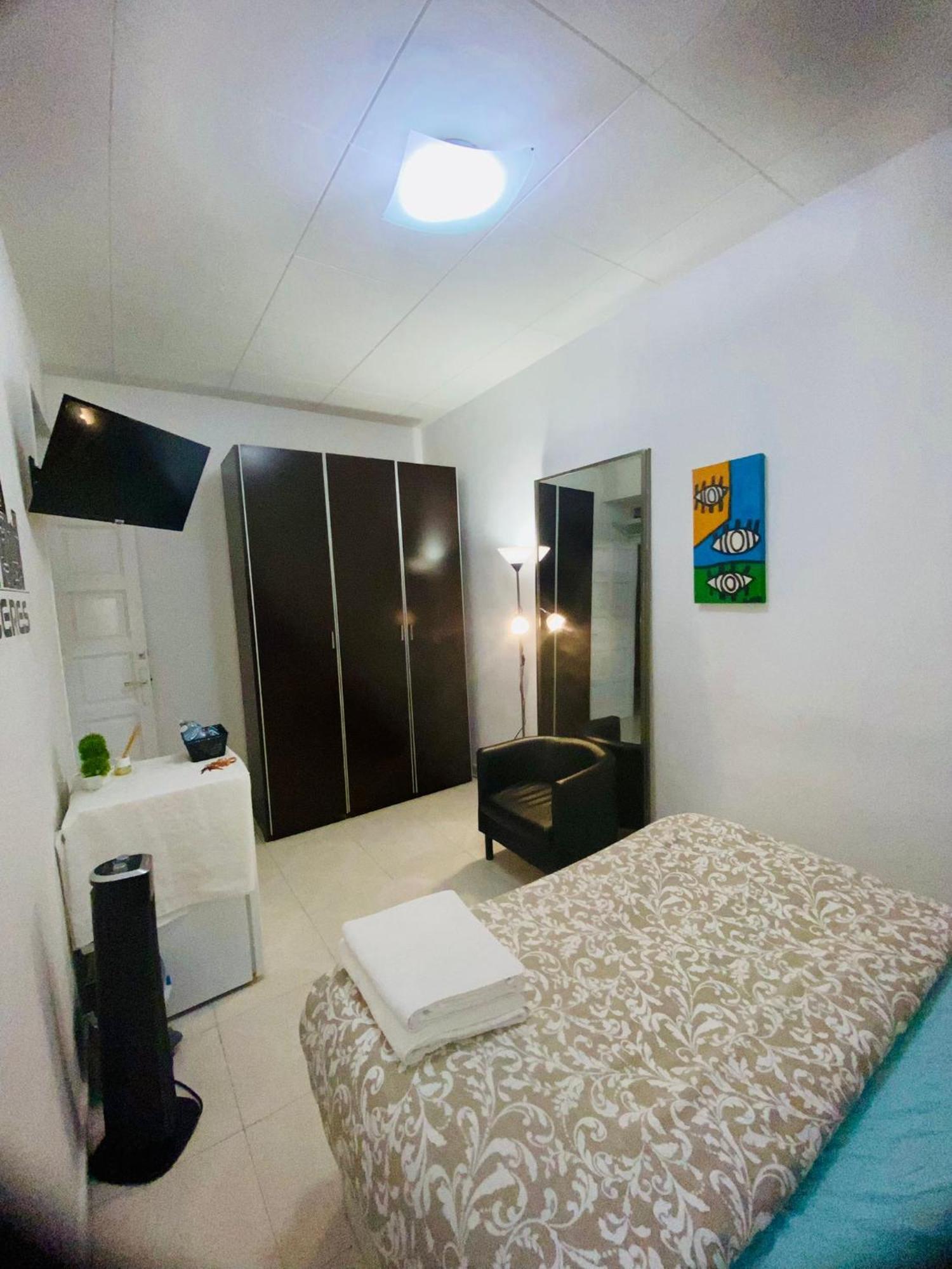 Habitacion En Centro De Barcelona Hotel ภายนอก รูปภาพ